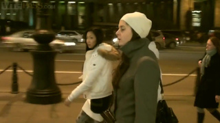 Секс втроем с девятнадцатилетней студенткой в общественном туалете